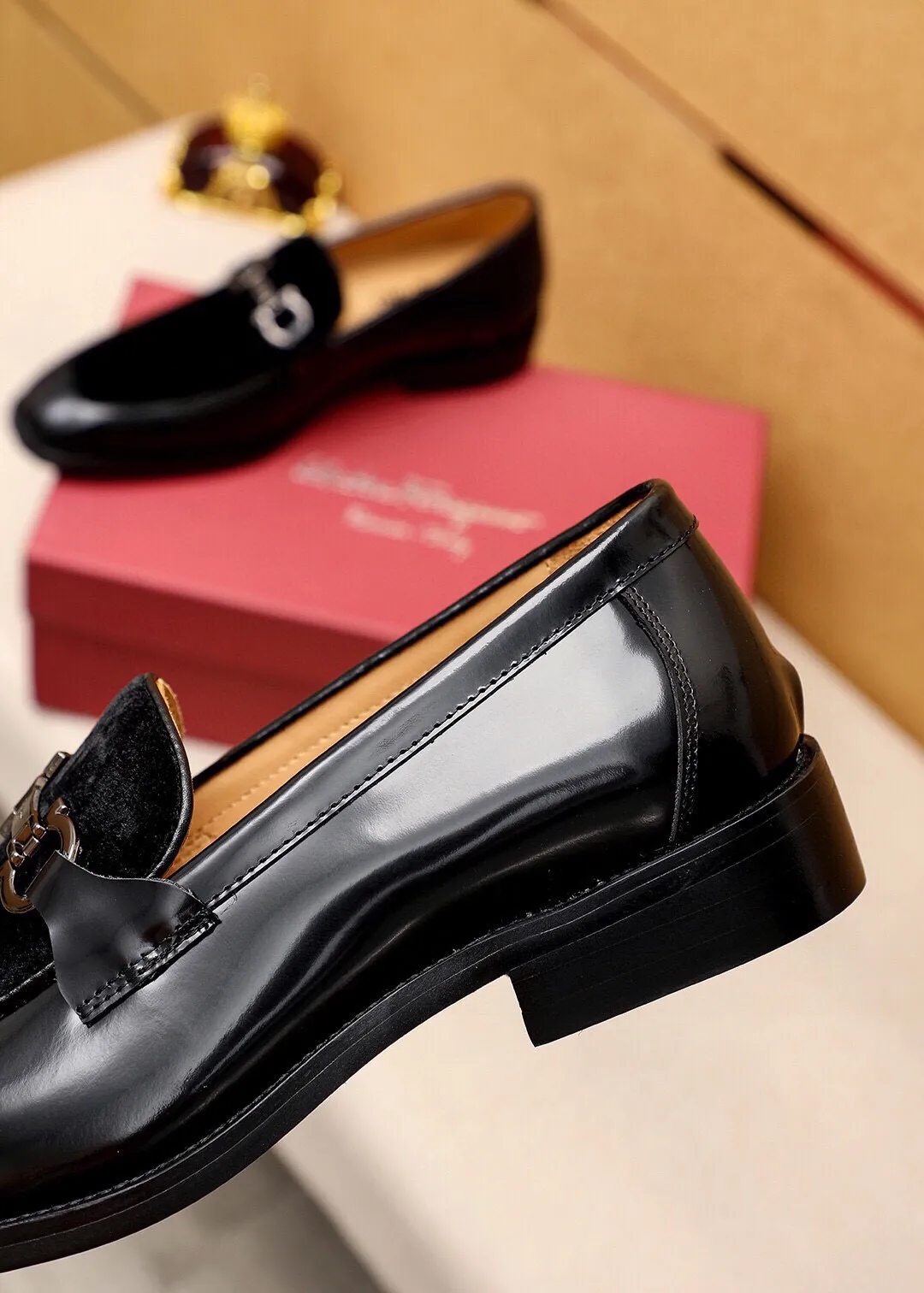 Men's shoes 💰460 💐 Product trademark: Ferragamo "Ferragamo" casual leather shoes Regular size: 38-44 (45.46.47🉑️Customized) Product materials: Selected imported top-layer high mercerized calfskin upper + luxury hardware buckle, imported water-dyed cow leather lining. Strong three-dimensional visual effect, rubber outsole Color: 2⃣️colors available